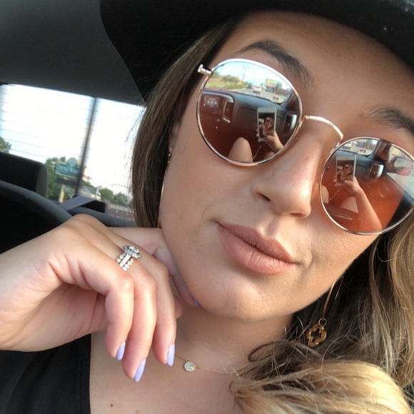 Meet your Posher, Mia - Picture 1 of 1